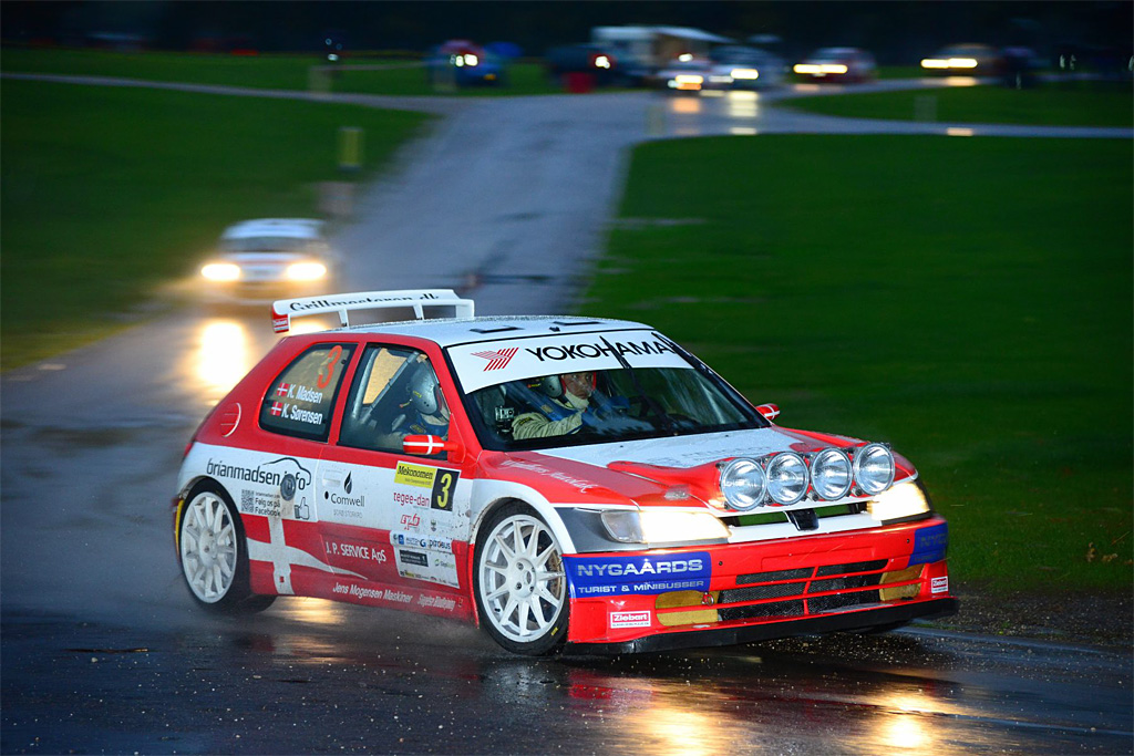 Kim Madsen og Kasper Sørensen kørte deres Peugeot 306 MAXI frem til tredjehurtigste tid af alle på første gennemkørsel af hastighedsprøven på Roskilde Dyrskueplads
(Foto: Michael Eisenberg)